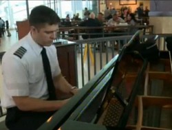 Main Piano, Pilot Ganteng Hibur Penumpang Delay di AS