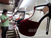 Sepatu Asal China Serbu Pasar Lokal
