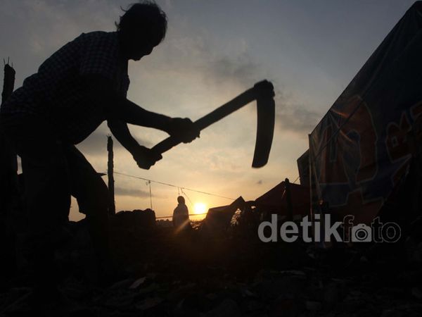 Mengais Sisa Kebakaran di Pademangan