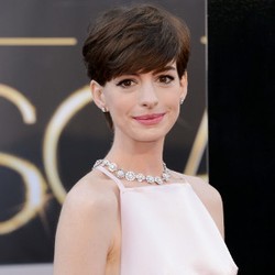 Pakai Busana Menonjol di Bagian Dada, Anne Hathaway Jadi Bahan Olok-olok