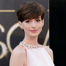 Akhirnya Anne Hathaway Raih Piala Oscar Pertamanya
