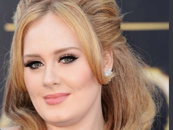 Adele dan Gaunnya yang Super Berat