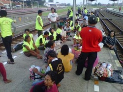 Ratusan Asongan di Cirebon Demo Minta Diizinkan Jualan di Stasiun