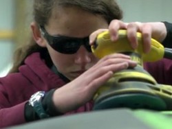 Gadis Muda Ini Perbaiki Mobil Tua Sendiri