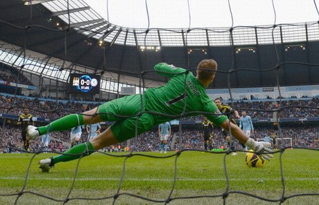 Hart Senang Bisa Gagalkan Penalti Lampard