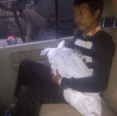 Berbalut Kain Kafan, Bayi Hikmah Dibawa Pulang dari RSCM