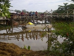 Eskavator Nyemplung Sungai di Samarinda Jadi Tontonan Warga