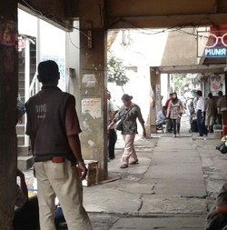 Satpol PP Berjaga, Jatinegara Bersih Kaki Lima