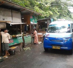 Pasar Jembatan Besi Direnovasi, Pedagang Tumplek di Bahu Jalan 