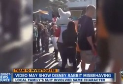 Badut Kelinci Disneyland Marah, ABG Dibekap!