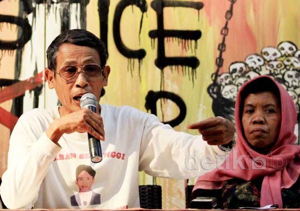 Tuntut Pengadilan HAM di Dalam Negeri