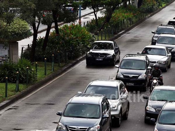 Mobil Kedutaan Asing Melenggang di Jalur Busway