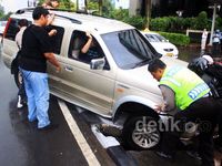 Hujan Deras, Ford Everest Terperosok ke Lubang