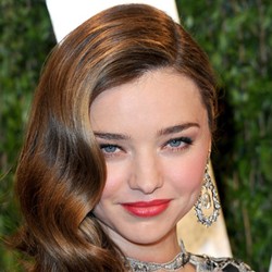 5 Selebriti yang Pamer Belahan Dada di After Party Oscar 2013