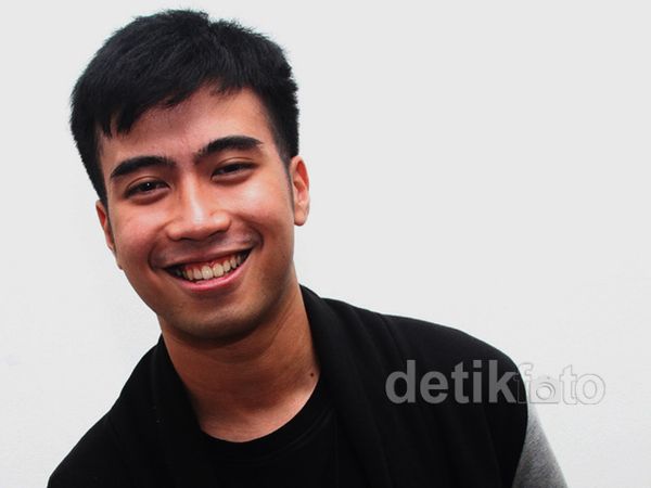 Senyum Lebar Vidi Aldiano