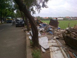 Satpol PP Bongkar Kios-kios di Sepanjang Jl Radjiman Wedyodiningrat