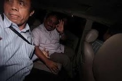 Diperiksa KPK 5 Jam, LHI Kembali Hanya Pasang Salam 3 Jari