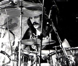 Situs Penggemar John Bonham Sediakan Fitur Tabuhan Drum untuk Semua Lagu