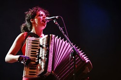 Dua Anggota Arcade Fire Hamil di Tengah Penggarapan Album Baru