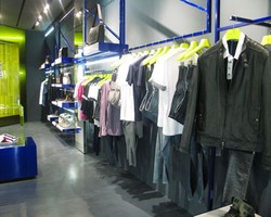 Foto: Kesan Simple & Elegan dalam Koleksi Versace Jeans