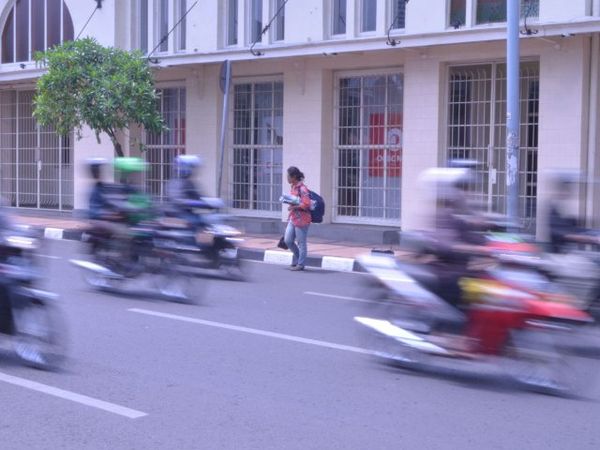 Duh, Susahnya Menyeberang Jalan
