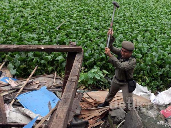 Bangunan Liar di Situ Rawa Badu Dibongkar