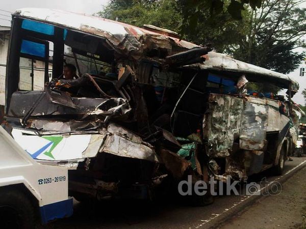 Bus Tabrak Tebing di Cianjur, 16 Orang Tewas