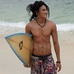 Vino Bastian Pamer Kemampuan Berselancar di Madre