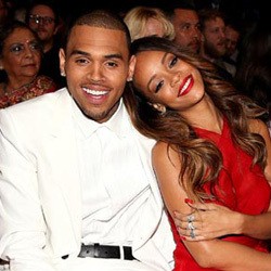Rihanna & Chris Brown Akan Menikah Juli?