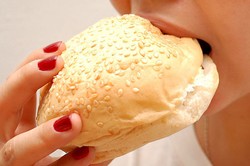 Makanlah Burger Dengan Cara Ini Agar Tidak Berantakan!