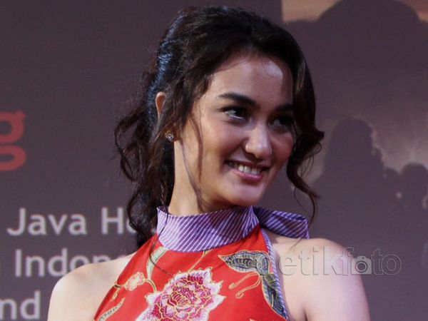 Cantiknya Atiqah Hasiholan