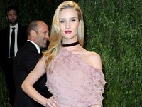 Rosie Huntington-Whiteley Cantik Bak Barbie