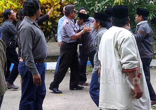 Polisi Usir Massa Pro & Kontra Bupati Bangkalan