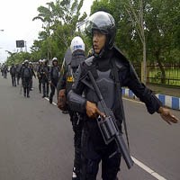 Hindari Bentrok Dua Kelompok, Polisi Usir Massa Pendukung Bupati Bangkalan