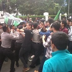 Massa HMI dan Polisi Bentrok di Depan Gedung BI
