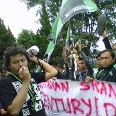 Acungkan Sepatu di Gedung Sate, HMI Tuntut Penyelesaian Korupsi