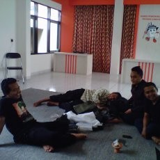 Dukung Pilgub Bersih, 3 Pria Puasa Mutih di Kantor KPU Jabar