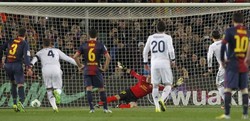 Dalam pertandingan di Camp Nou, Rabu (27/2/2013) dinihari WIB, Cristiano Ronaldo menyumbang dua gol Madrid. Salah satunya dari titik putih. REUTERS/Albert Gea.