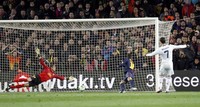 Di babak kedua, counter attack Madrid kembali membuahkan hasil. Ronaldo sukses memaksimalkan bola rebound hasil tembakan Di Maria. REUTERS/Gustau Nacarino.