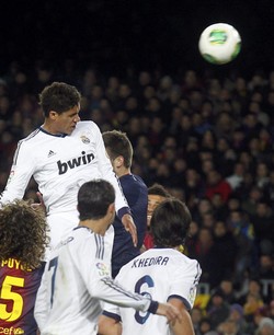 Satu gol Madrid lainnya dicetak melalui sundulan Raphael Varane. Sedangkan gol hiburan Barcelona diukir Jordi Alba. REUTERS/Albert Gea.