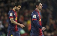 Lionel Messi dan Cesc Fabregas tertunduk lesu saat meninggalkan lapangan setelah tersingkir dengan gagregat 4-2. REUTERS/Gustau Nacarino.