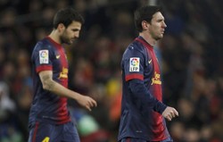 Lionel Messi dan Cesc Fabregas tertunduk lesu saat meninggalkan lapangan setelah tersingkir dengan gagregat 4-2. REUTERS/Gustau Nacarino.