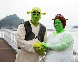 Pernikahan Unik: Wajah Dicat Warna Hijau demi Tampil Seperti Shrek
