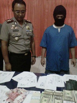 Pengusaha Ditangkap karena Miliki Dolar Palsu Bernilai Miliaran