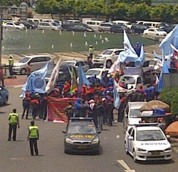 Buruh Berorasi, Bundaran HI Macet Panjang