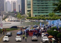 Ratusan Buruh Mulai Long March dari Bundaran HI ke Istana Merdeka