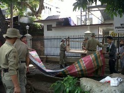 Satpol PP Semarang Bongkar & Angkut Lapak PKL, Pedagang Menangis