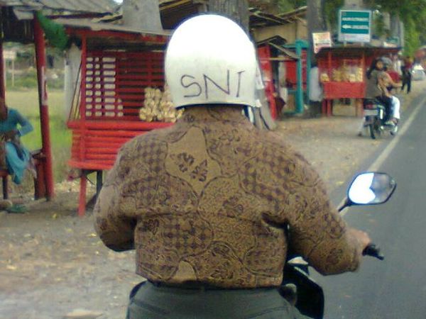 Helm dengan Tulisan SNI