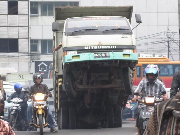 Truk Standing