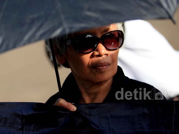 Sumarsih yang Setia Berdiri di Depan Istana